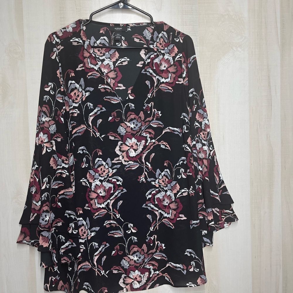 Alfani black floral tunic v neck bell sleeves, size 16W